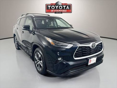Certified 2024 Toyota Highlander XLE AWD/4WD image 1