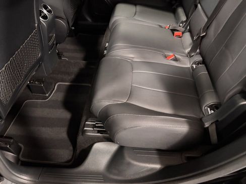 Certified 2025 Mercedes-Benz GLB 250 4MATIC image 21