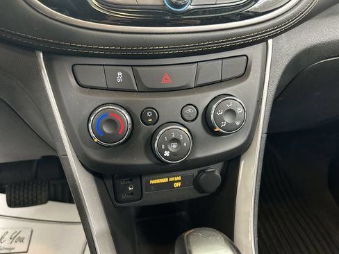 Used 2021 Chevrolet Trax LT w/ LT Convenience Package AWD/4WD image 16