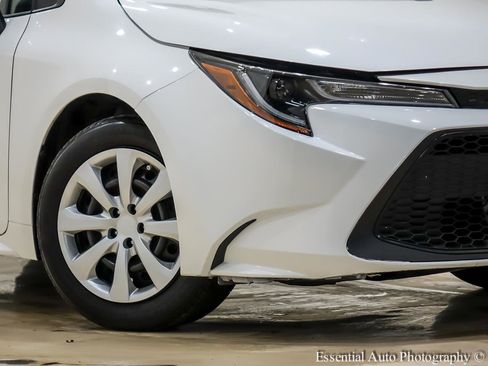 Used 2021 Toyota Corolla LE image 3