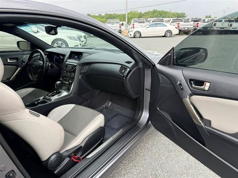Used 2016 Hyundai Genesis 3.8 RWD image 10