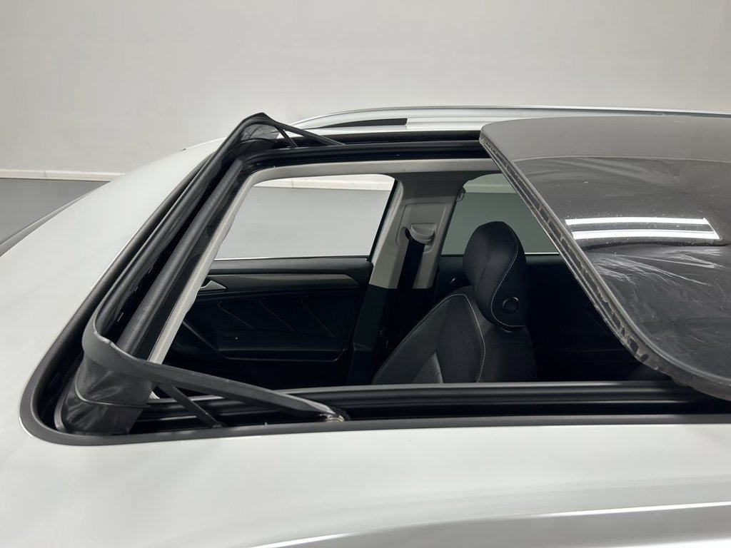 Used 2022 Volkswagen Tiguan SE w/ Panoramic Sunroof Package AWD/4WD image 19