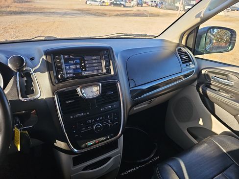 Used 2013 Chrysler Town & Country Touring image 25