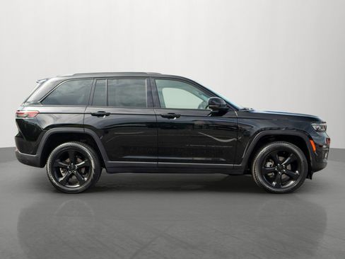 Used 2023 Jeep Grand Cherokee Limited w/ Black Appearance Package AWD/4WD image 8