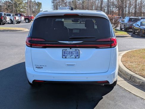 New 2026 Chrysler Pacifica Select image 6