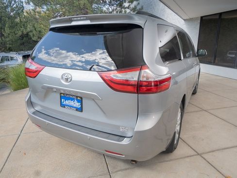 Used 2017 Toyota Sienna XLE Premium image 6