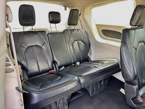 Used 2023 Chrysler Pacifica Touring-L FWD image 25