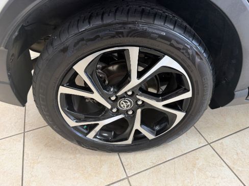 Used 2020 Toyota C-HR XLE FWD image 17