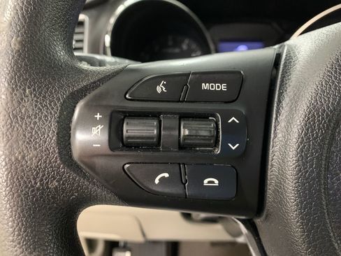 Used 2021 Kia Sedona LX image 10