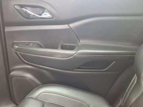 Used 2020 GMC Acadia SLT w/ Premium Package image 17