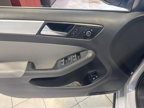 Used 2013 Volkswagen Jetta SE image 16