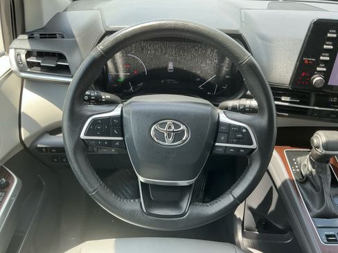 Used 2023 Toyota Sienna XLE AWD/4WD image 12