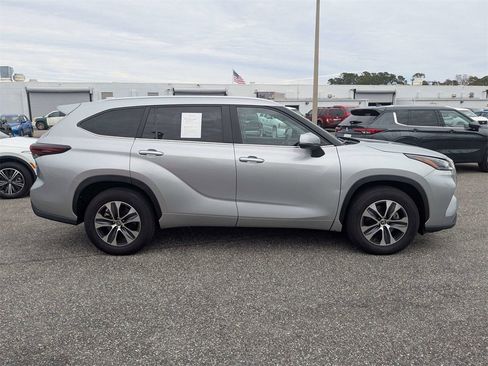 Used 2024 Toyota Highlander XLE image 3