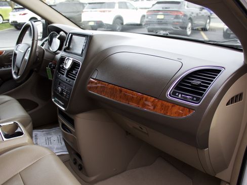 Used 2015 Chrysler Town & Country Touring image 31