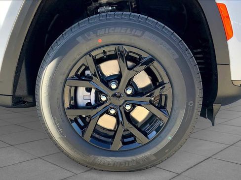 New 2025 Jeep Grand Cherokee L Laredo image 11