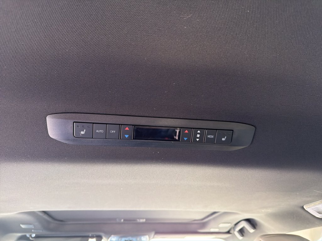 Used 2025 Toyota Sienna Platinum AWD/4WD image 30
