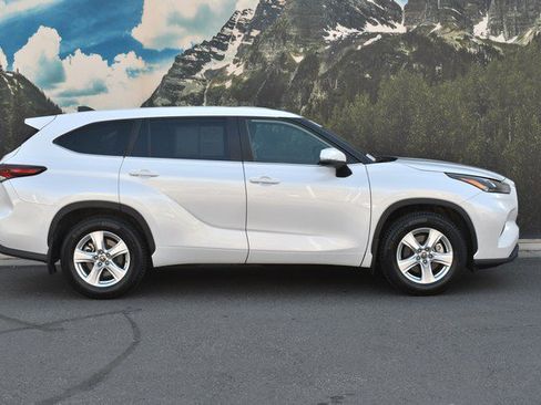 Certified 2025 Toyota Highlander LE AWD/4WD image 2