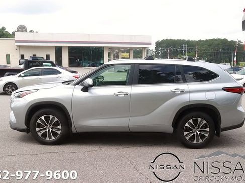 Used 2023 Toyota Highlander XLE FWD image 4