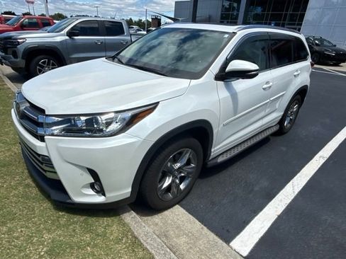 Used 2019 Toyota Highlander Limited Platinum FWD image 2