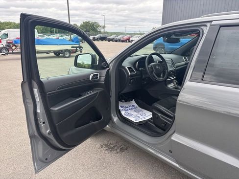 Used 2020 Jeep Grand Cherokee Altitude AWD/4WD image 25