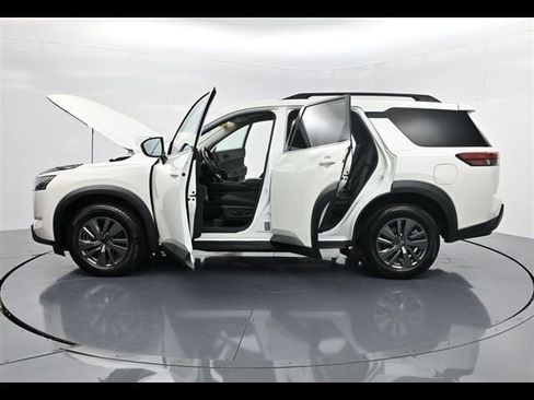 Used 2024 Nissan Pathfinder SV image 63
