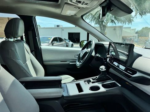Used 2025 Toyota Sienna XLE FWD image 28