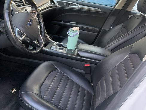 Used 2017 Ford Fusion SE w/ Equipment Group 201A image 2