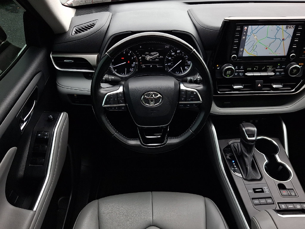 Used 2021 Toyota Highlander XLE AWD/4WD image 12