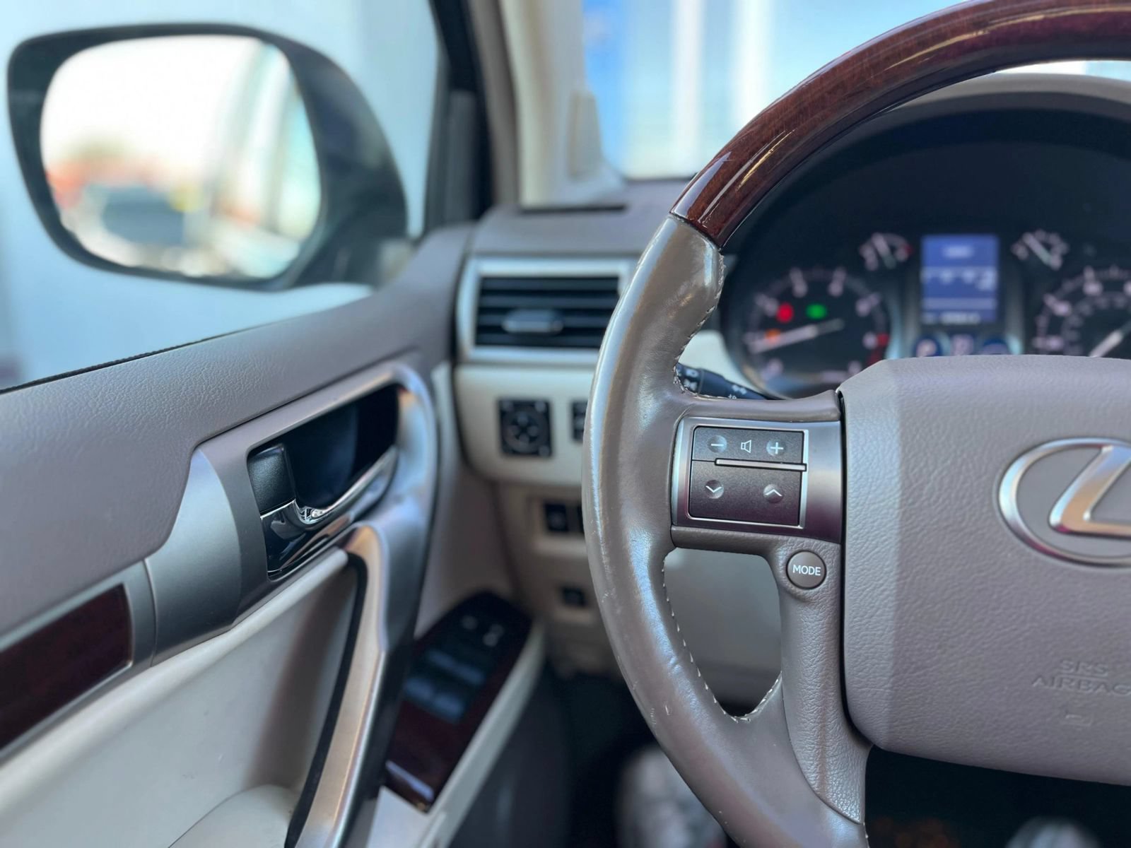 Used 2015 Lexus GX 460 w/ Premium Package AWD/4WD image 19