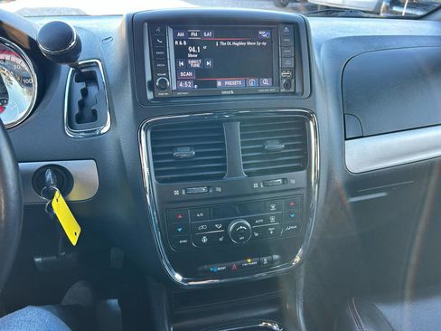 Used 2019 Dodge Grand Caravan GT image 4