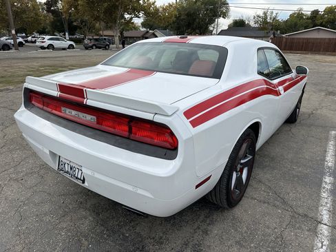 Used 2013 Dodge Challenger SXT image 2