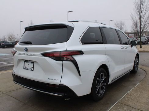 Used 2025 Toyota Sienna Platinum image 7