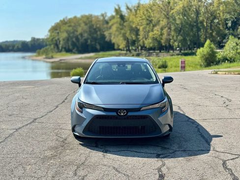 Used 2022 Toyota Corolla LE FWD image 2