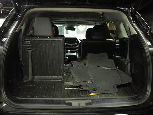 Used 2024 Toyota Highlander XLE AWD/4WD image 7