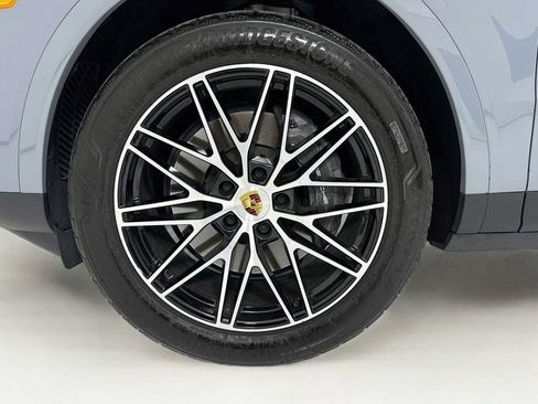 Certified 2024 Porsche Cayenne AWD/4WD image 11