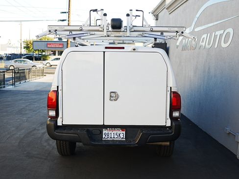 Used 2022 Toyota Tacoma SR image 5