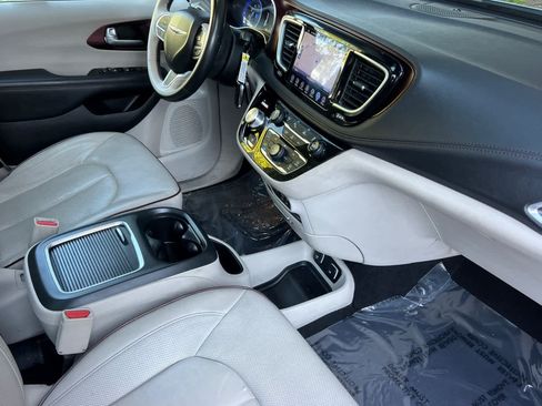 Used 2017 Chrysler Pacifica Limited w/ UConnect Theater Package FWD image 19
