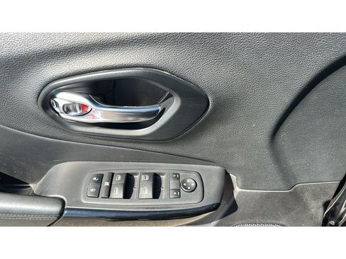 Used 2021 Jeep Cherokee Latitude Plus AWD/4WD image 12
