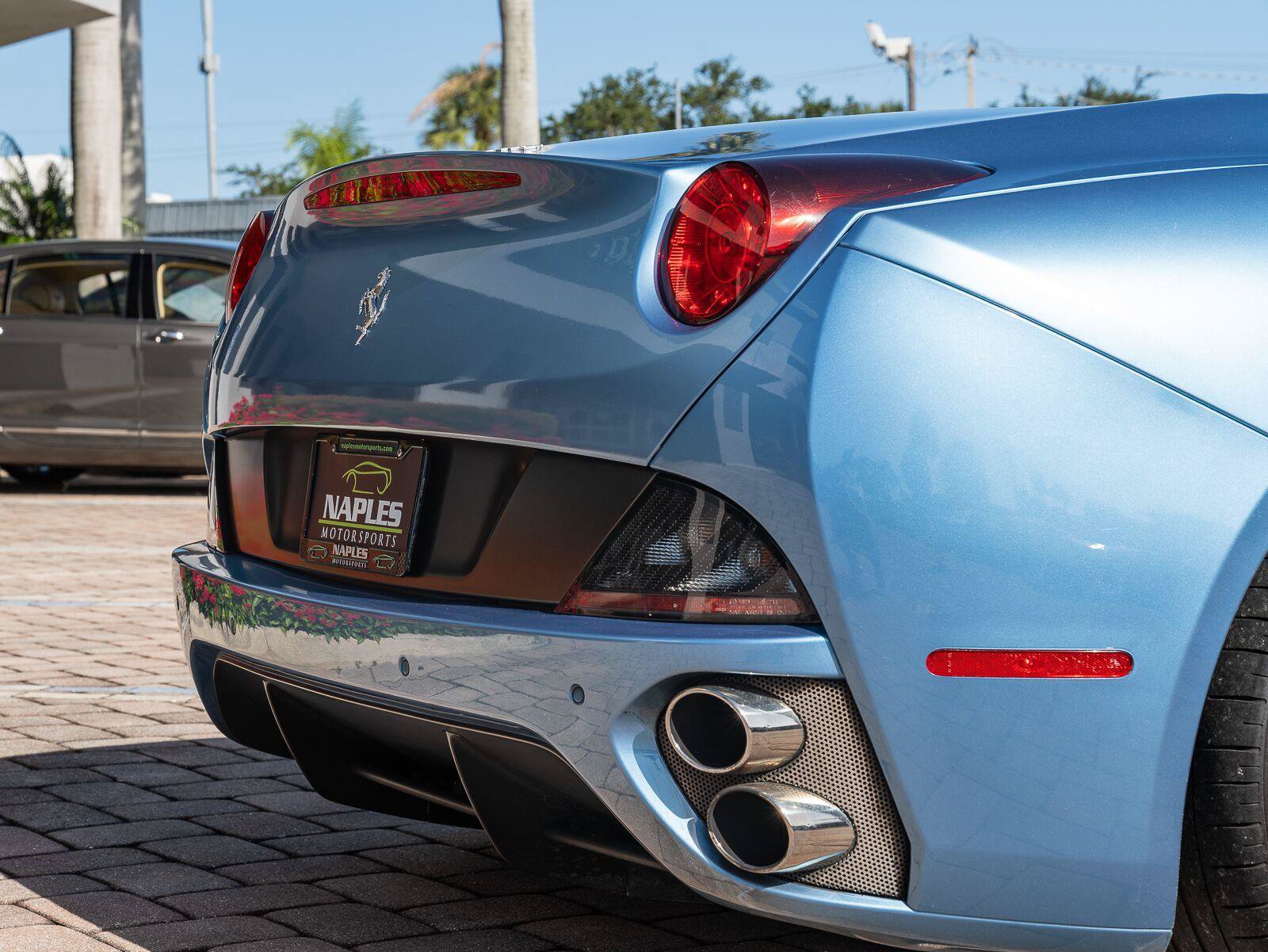 Used 2010 Ferrari California RWD image 19