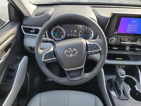 Certified 2025 Toyota Highlander XLE AWD/4WD image 20