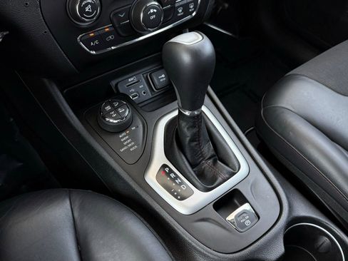 Used 2017 Jeep Cherokee Trailhawk AWD/4WD image 41