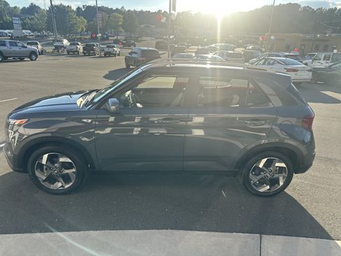 Used 2025 Hyundai Venue SEL FWD image 5