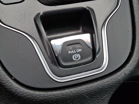 Used 2019 Jeep Cherokee Trailhawk image 27