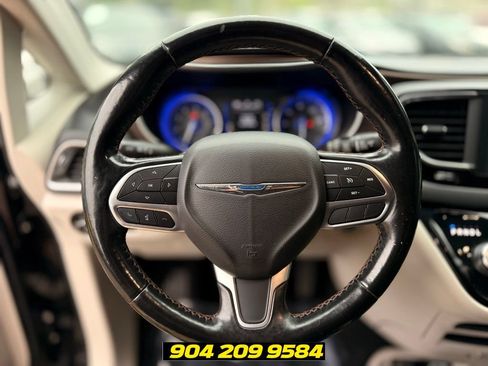 Used 2019 Chrysler Pacifica Touring-L FWD image 14