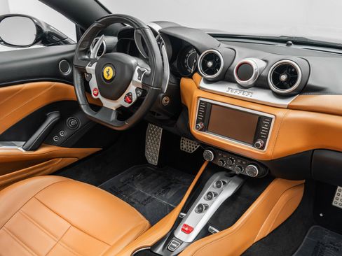 Used 2015 Ferrari California T RWD image 27