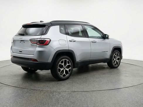 Used 2025 Jeep Compass Limited image 9