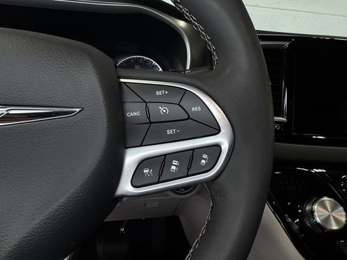 Used 2024 Chrysler Pacifica Touring-L FWD image 17