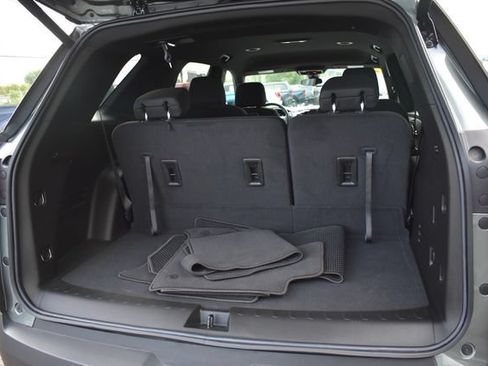 Used 2023 Chevrolet Traverse LT FWD image 19