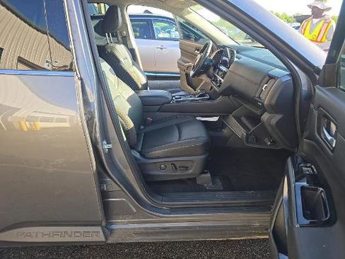 Used 2025 Nissan Pathfinder SL AWD/4WD image 5