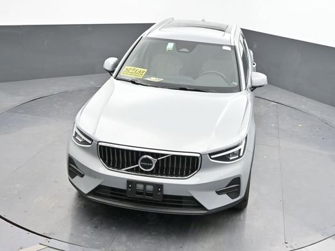 Used 2025 Volvo XC40 B5 Core image 28